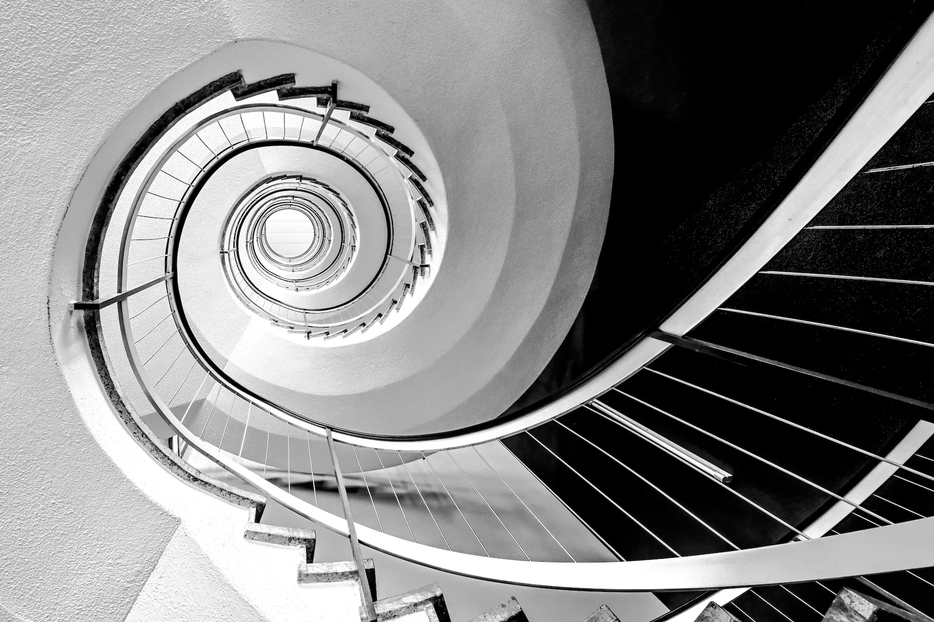Dramatische Spiraltreppe in S/W.
