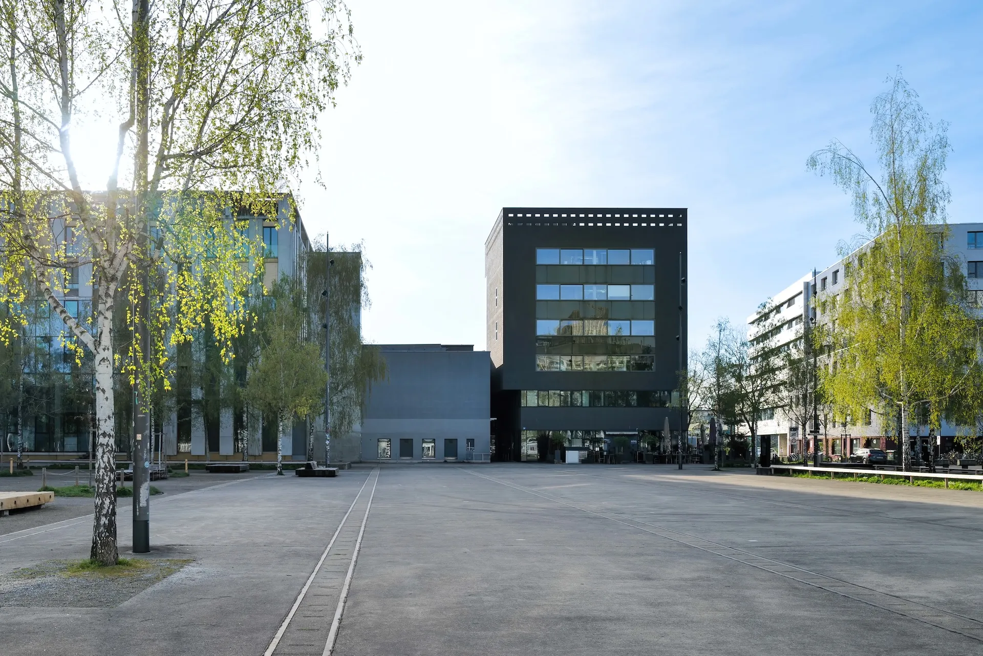 Moderner Stadtplatz im Morgenlicht.