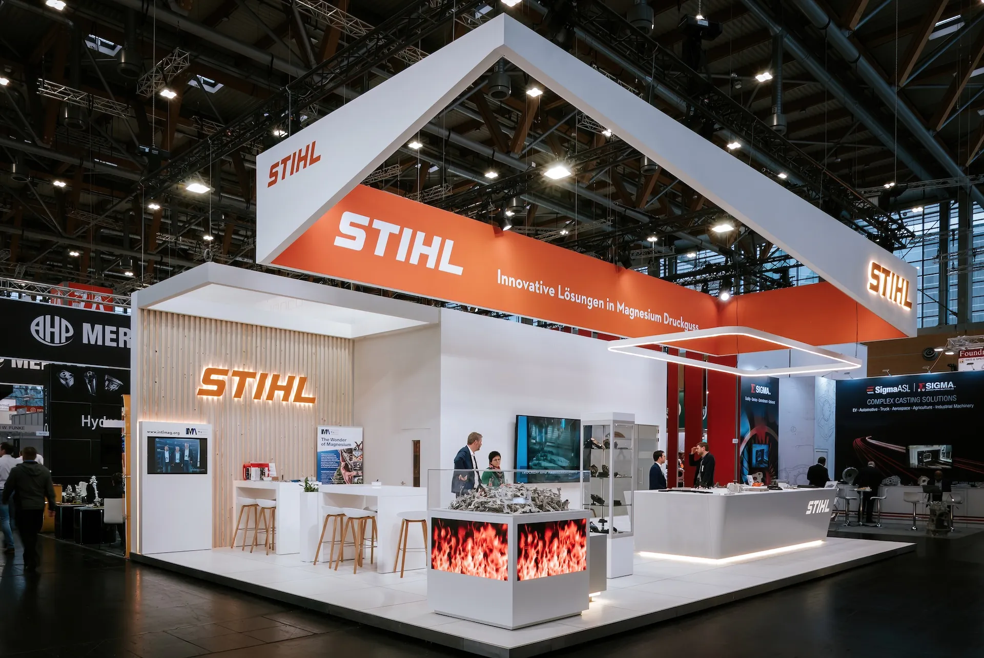 Stihl-Messestand mit lebendiger Besucherdynamik, professionell eingefangen durch Messefotografie aus Nürnberg.
