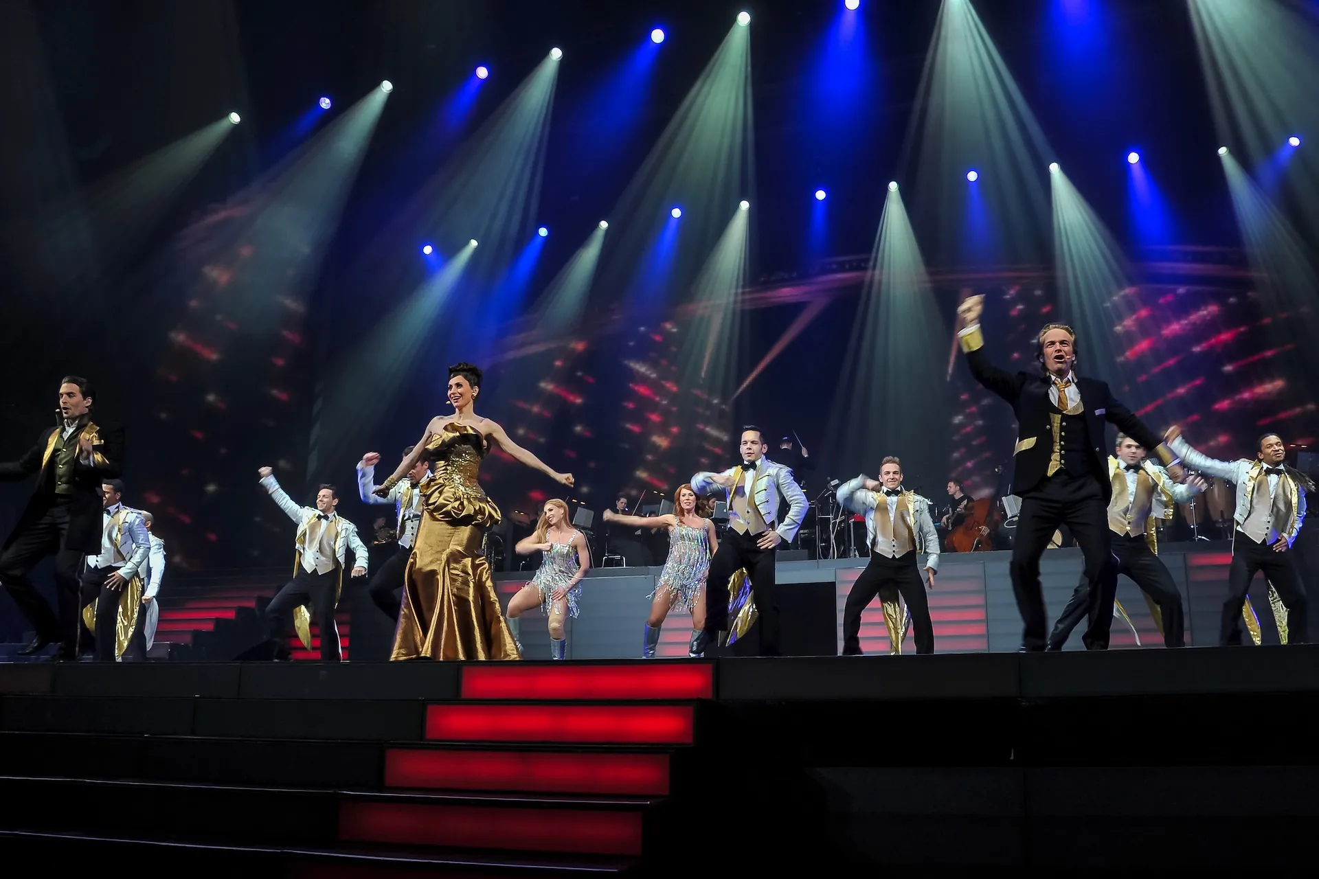 Tänzergruppe auf der Bühne – Harmonie in Bewegung.