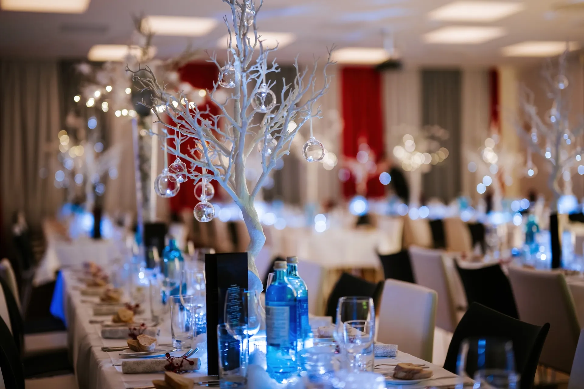 Weihnachtlich dekorierte Tische