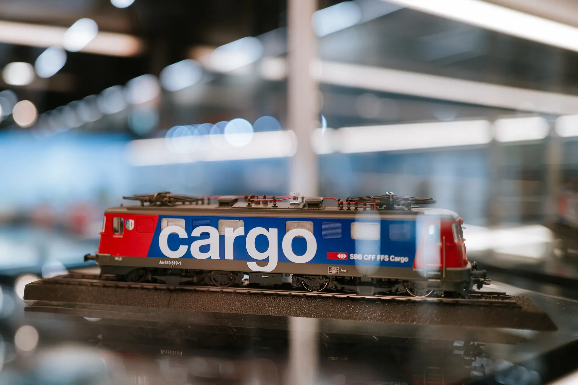 Triebwagen der Modelleisenbahn – klar und authentisch fotografiert.