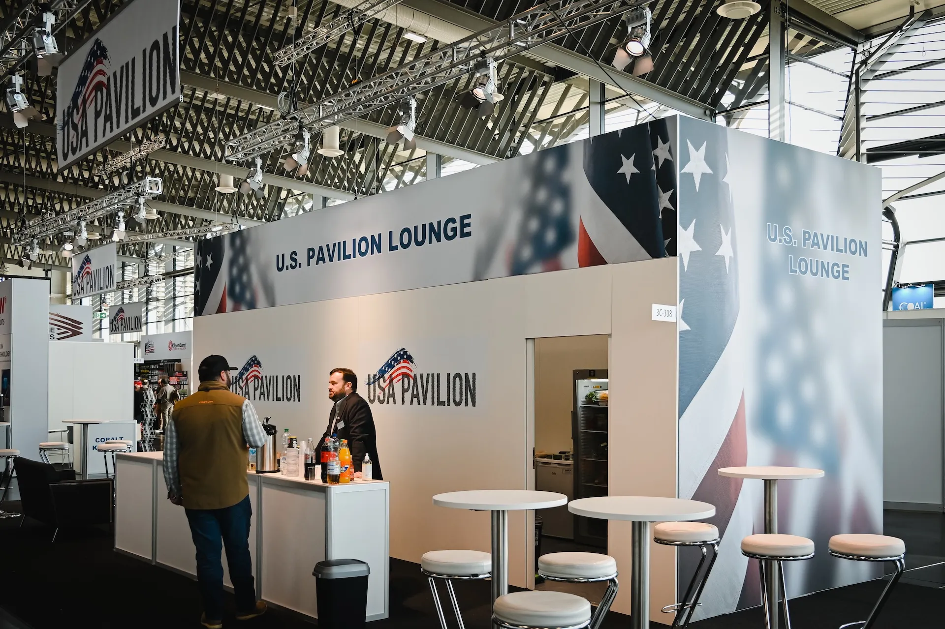 US-Pavilion-Lounge auf der Messe – lebendige, authentische Messesituation fotografisch festgehalten.
