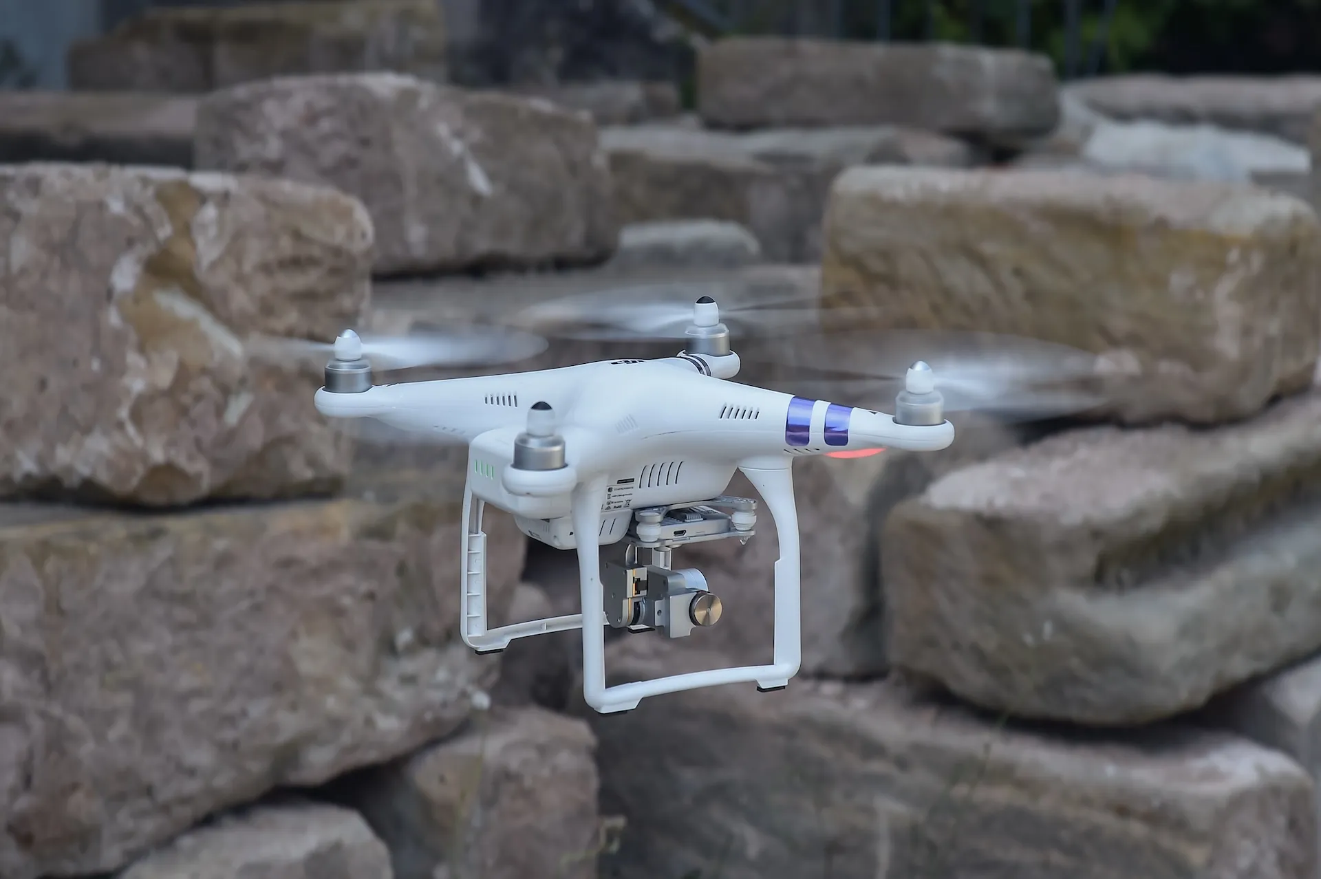 Weiße Drohne im Flug – technisch präzise fotografiert für den Einsatz im Onlineshop oder Produktkatalog.