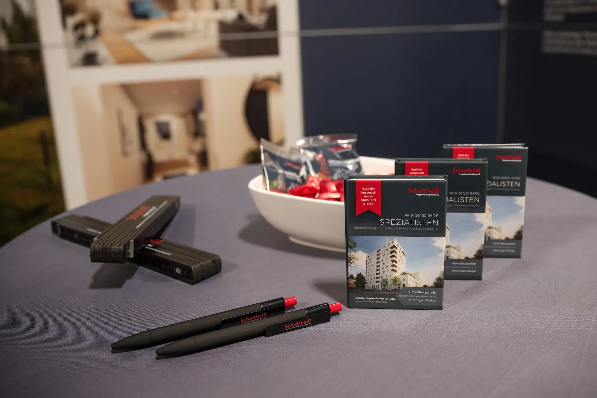 Werbematerial am Stand – visuell klar und gut strukturiert fotografiert.