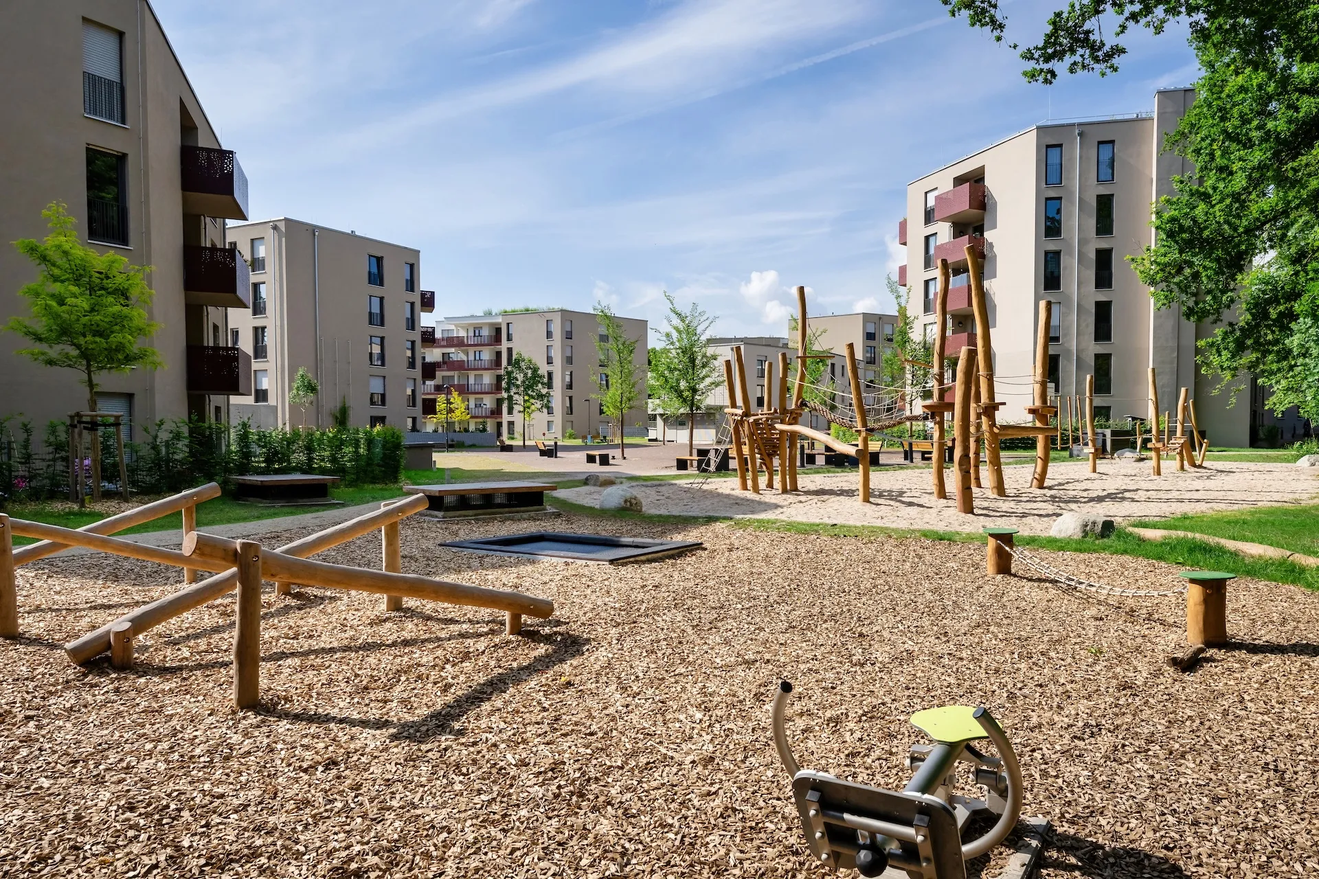 Wohnanlage mit naturnahem Spielplatz.