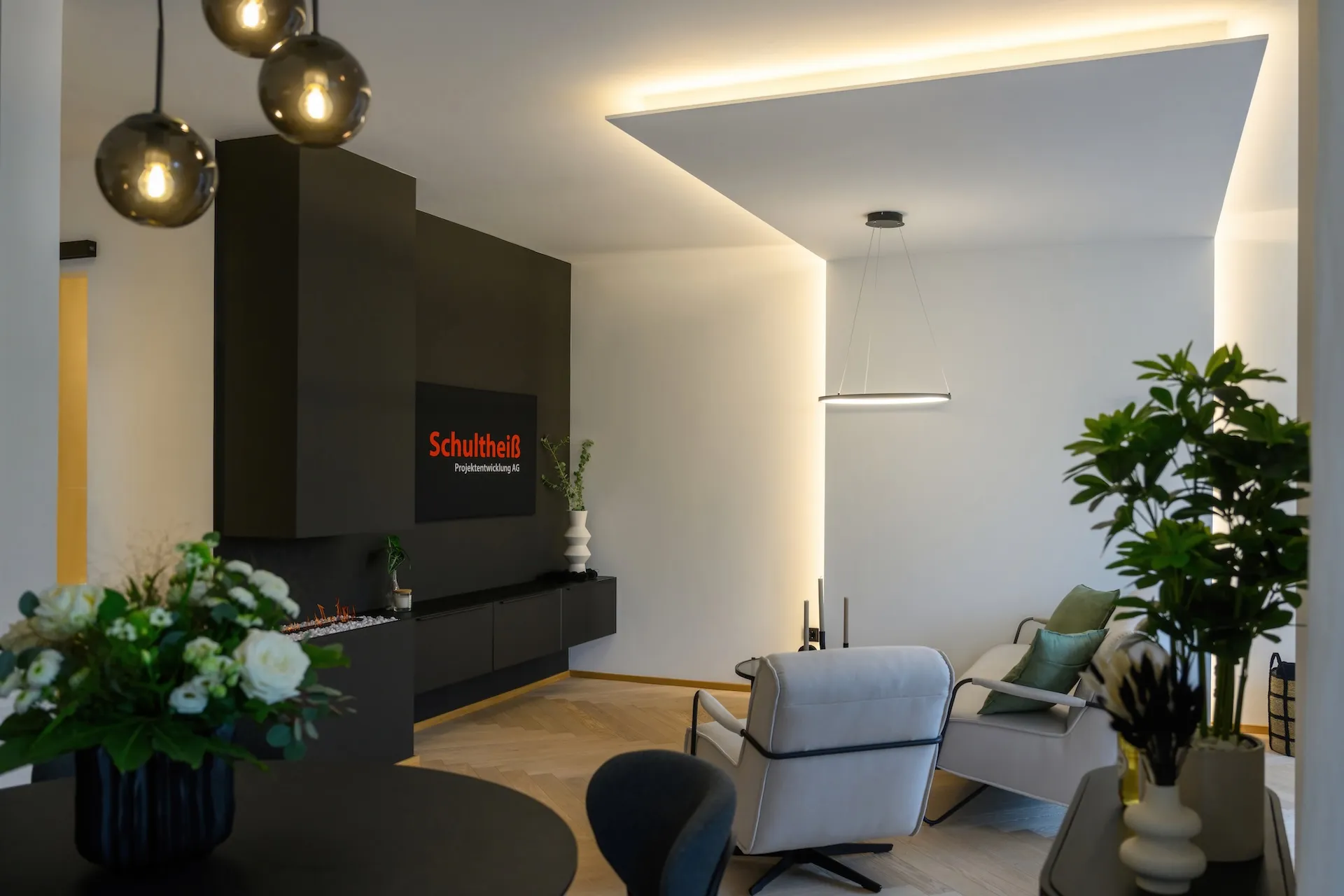 Design-Wohnzimmer mit stimmungsvoller Beleuchtung.