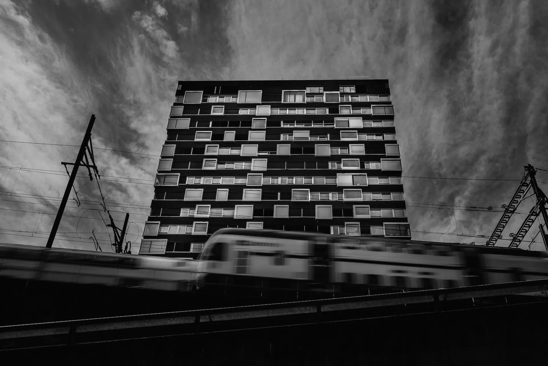 Schnellzug vor modernem Hochhaus – S/W.